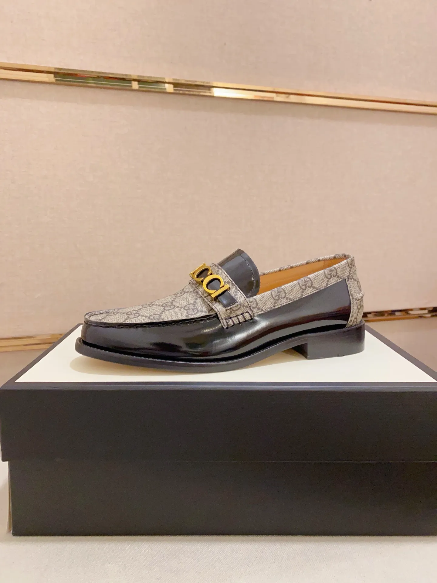 Men's shoes 💰: 580💰 (GUCCI) new series ss hot new products 💢 💠 Casual leather shoes 👞, first layer of cowhide, upper hardware buckle and logo on the side of the shoe, insole and sole with brand logo 💠 💎 Upper: 100% cowhide 💎 Lining: cowhide/100% 💎Feet: cowhide/100% 💎Sole: rubber/100% 💎SIZE: 38 39 40 41 42 43 44 Can be customized 45